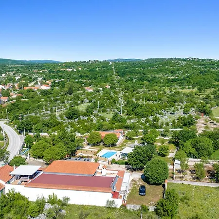 2 Bedroom In Nevest * Unesic