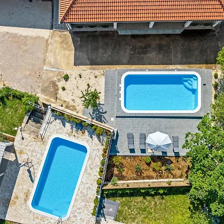 2 Bedroom In Nevest Casa de Férias Unesic