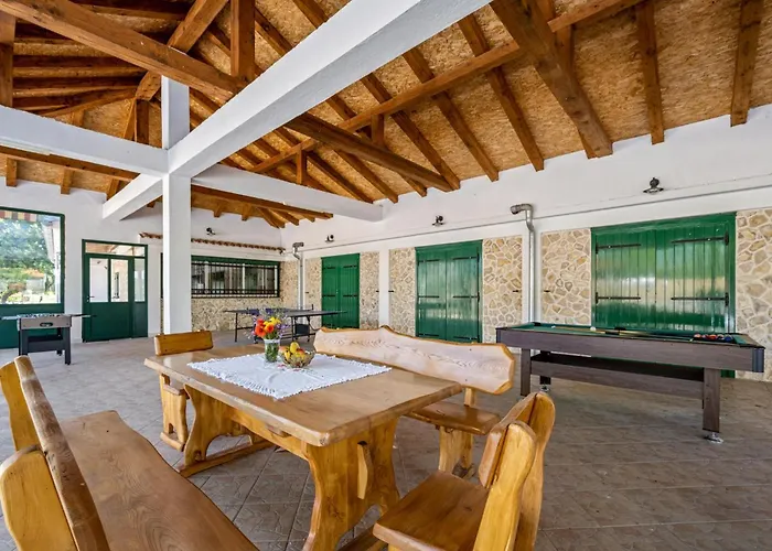 2 Bedroom In Nevest * Unesic