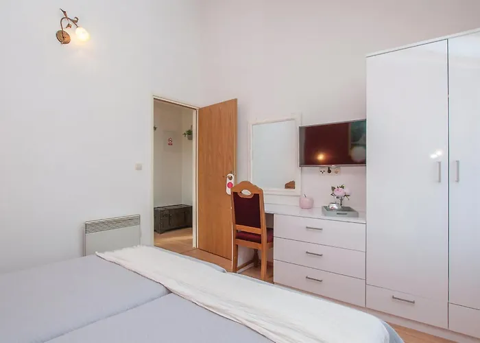 2 Bedroom In Nevest Casa de Férias